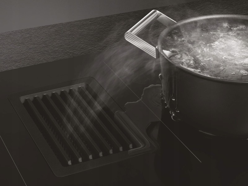 Płyta indukcyjna z okapem kuchennym - 83cm czarne szkło Smeg HOBD482D