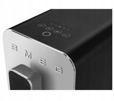 Ekspres do kawy 19 bar spieniacz thermoblock Smeg BCC02BLMEU