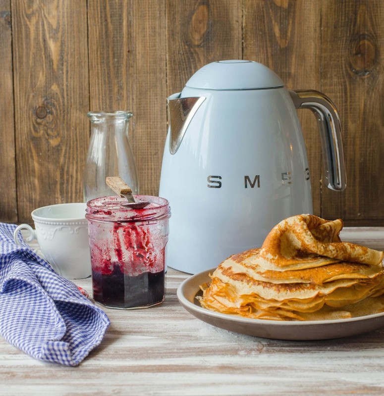 Czajnik Elektryczny Smeg do Gotowania Wody KLF03PBEU 2400W niebieski pastel