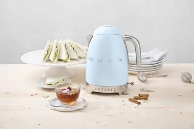 Elektryczny czajnik Smeg KLF04PBEU 2400 W niebieski pastel baby blue Retro