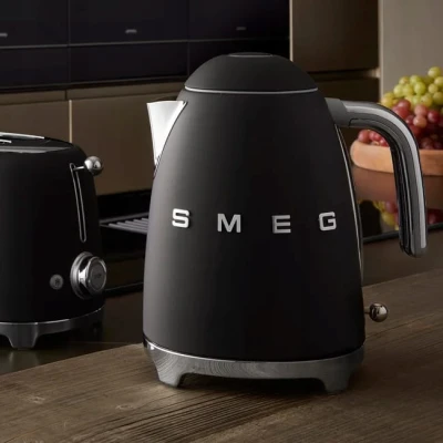 Czajnik Elektryczny Smeg Klf03Blmeu 2400 w Czarny Loft Elegancki na Prezent