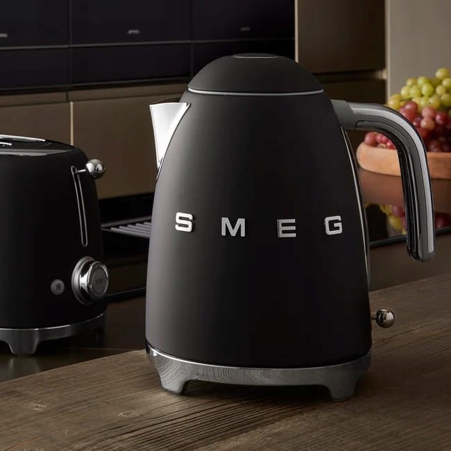 Czajnik Elektryczny Smeg Klf03Blmeu 2400 w Czarny Loft Elegancki na Prezent