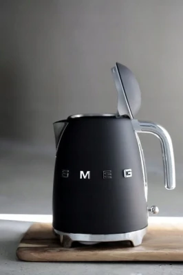 Czajnik Elektryczny Smeg Klf03Blmeu 2400 w Czarny Loft Elegancki na Prezent