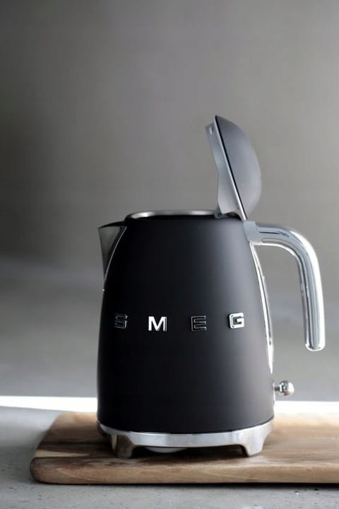 Czajnik Elektryczny Smeg Klf03Blmeu 2400 w Czarny Loft Elegancki na Prezent