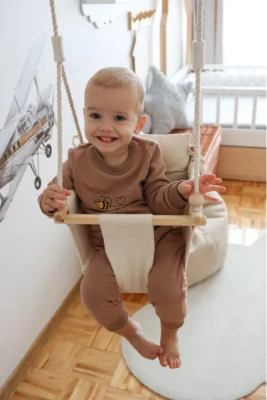 Drewniana huśtawka dla małych dzieci beżowa