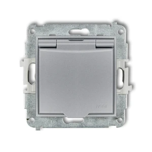 Mechanizm gniazda bryzgoszczelnego z uziemieniem 2P+Z (klapka srebrny metalik, przesłony torów prądowych) Karlik ICON srebrny metalik 7IGPB-1zp