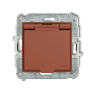 Mechanizm gniazda bryzgoszczelnego z uziemieniem 2P+Z (klapka terakota, przesłony torów prądowych) Karlik MINI terakota 63MGPB-1zp