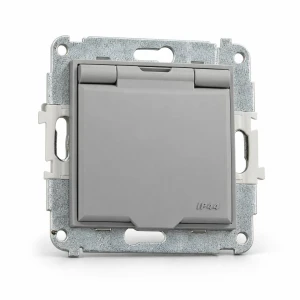 Mechanizm gniazda bryzgoszczelnego z uziemieniem 2P+Z (klapka szary mat, przesłony torów prądowych) Karlik MINI szary mat 27MGPB-1zp