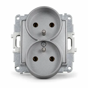 Mechanizm gniazda podwójnego do ramki z uziemieniem 2x(2P+Z) (bez przesłon torów prądowych) Karlik MINI srebrny metalik 7MGPR-2z