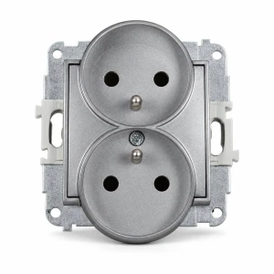 Mechanizm gniazda podwójnego do ramki z uziemieniem 2x(2P+Z) (przesłony torów prądowych) Karlik MINI srebrny metalik 7MGPR-2zp