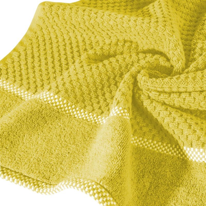 Ręcznik z ozdobną bordiurą  70X140 MUSZTARDOWY