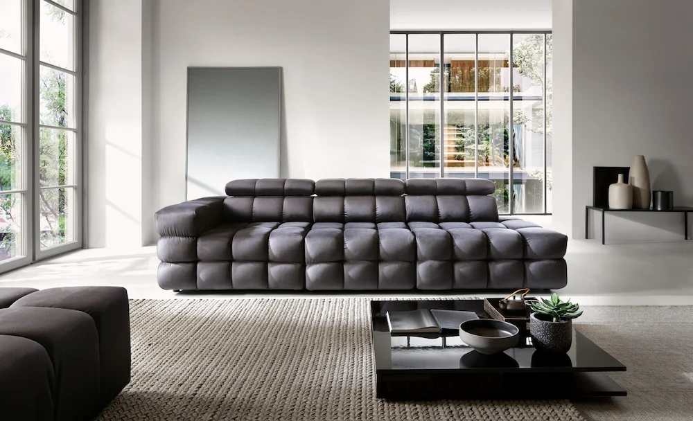 Czarna sofa skórzana Puszman w salonie